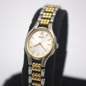 Vintage Seiko woman's wristwatch analog dial polished silver chrome and gold tone quartz watch Japan 1980s bild 8