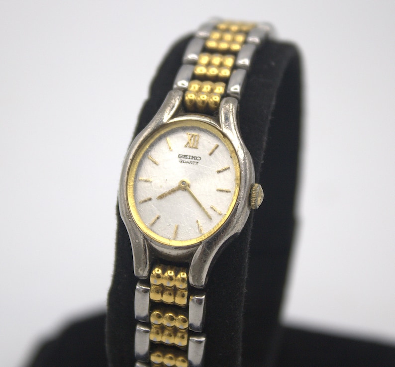 Vintage Seiko woman's wristwatch analog dial polished silver chrome and gold tone quartz watch Japan 1980s bild 8