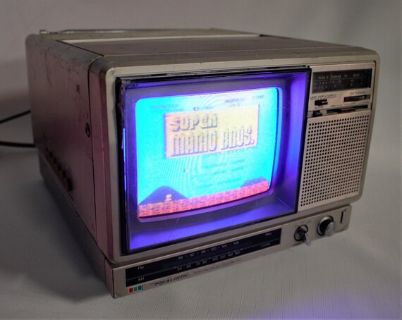 Pequeña TV portátil de color vintage Foto de stock 229417912
