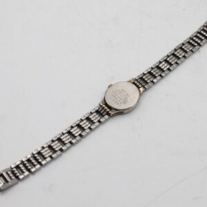 Vintage Seiko woman's wristwatch analog dial polished silver chrome and gold tone quartz watch Japan 1980s bild 10