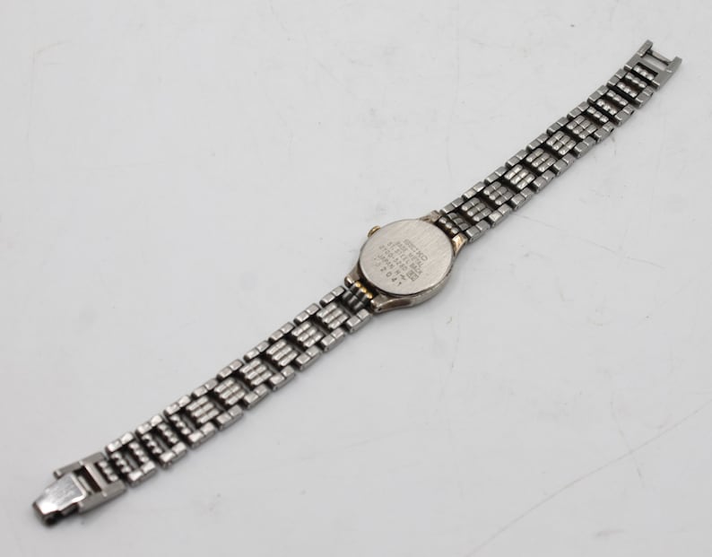 Vintage Seiko woman's wristwatch analog dial polished silver chrome and gold tone quartz watch Japan 1980s bild 10