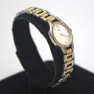 Vintage Seiko woman's wristwatch analog dial polished silver chrome and gold tone quartz watch Japan 1980s bild 4