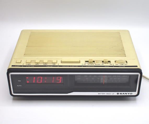 SANYODIGITAL　CLOCK　RADIO　新品未使用品　Vintage Vintage Sanyo 1984 Digital Alarm Clock Radio AM-FM Tuner Red