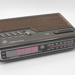 Vintage GE digital alarm clock radio am/fm tuner red lit LED time display woodgrain mod case snooze sleep General Electric