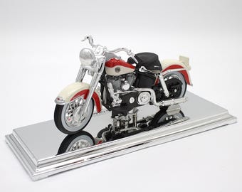 Motocicleta miniatura Harley Davidson vintage a escala 1:18, de metal fundido a presión, modelo FLH Duo Glide de 1958, color rojo, blanco y cromado, nueva en caja con logo Maisto 03.