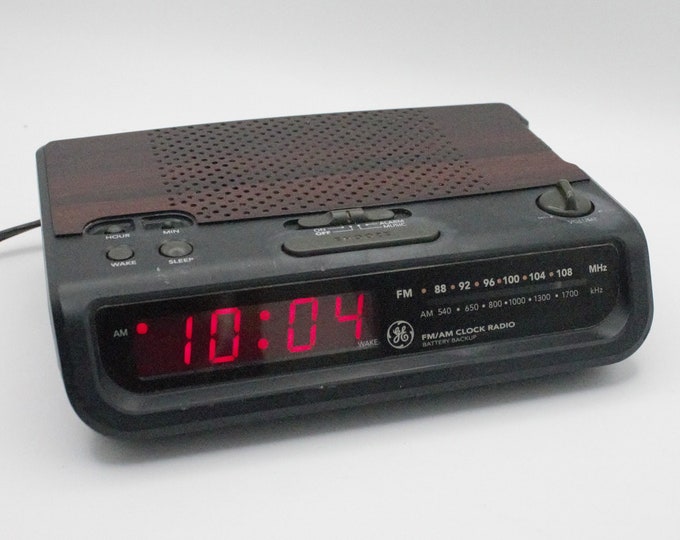 Vintage GE Digital Alarm Clock Radio Amfm Woodgrain Black With Red LED Lighted Display Snooze