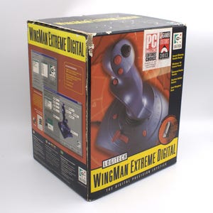 Puede incluir: Una caja de joystick Logitech Wingman Extreme Digital. La caja es negra con detalles en amarillo y rojo, con im&aacute;genes del joystick y la interfaz del software. El joystick es morado y negro. La caja tiene el texto "PC Gamer Editors' Choice".