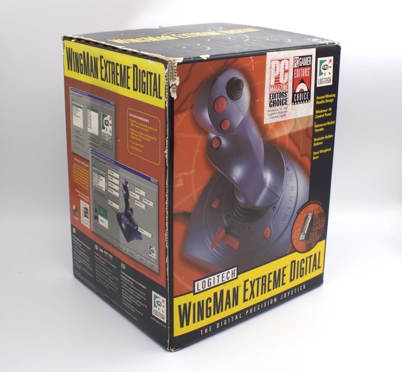 Puede incluir: Una caja de joystick Logitech Wingman Extreme Digital. La caja es negra con detalles en amarillo y rojo, con im&aacute;genes del joystick y la interfaz del software. El joystick es morado y negro. La caja tiene el texto "PC Gamer Editors' Choice".