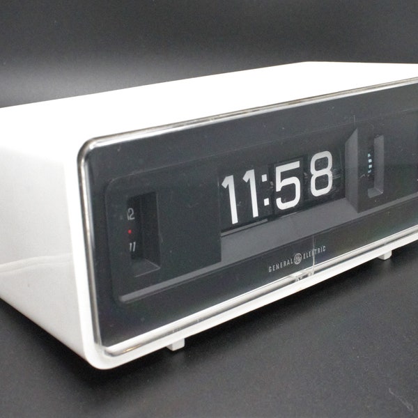 Vintage 1970s mod flip clock white black sleek cool design buzzer alarm scrolling second counter General Electric