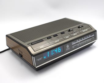 Vintage Sanyo 1984 Digital Alarm Clock Radio AM-FM Tuner Red LED