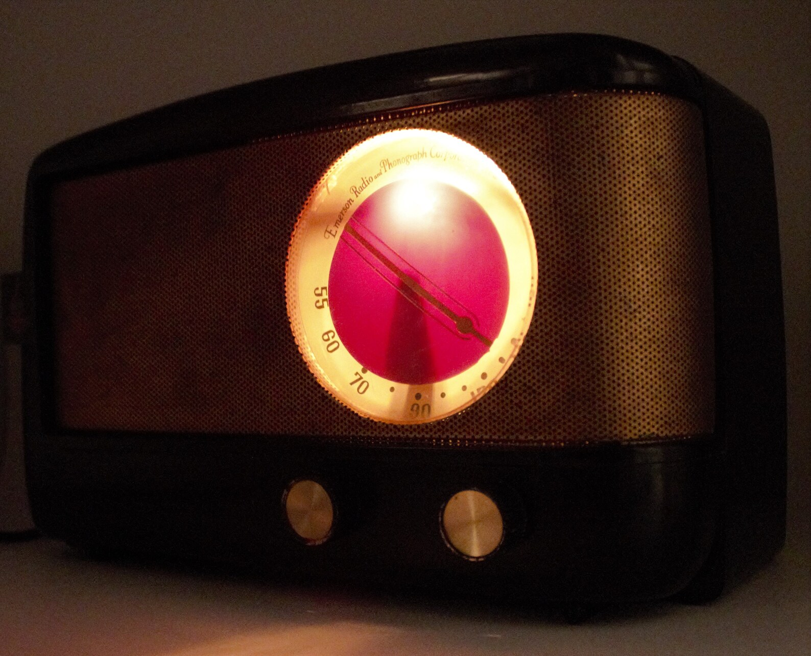 Vintage 1950s Lighted Red Dial Tube Radio Portable AM Receiver Emerson ...
