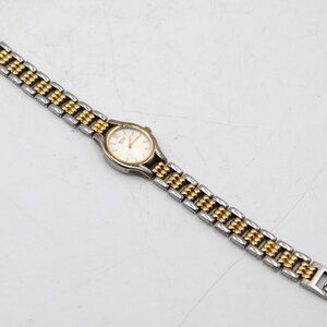 Vintage Seiko woman's wristwatch analog dial polished silver chrome and gold tone quartz watch Japan 1980s bild 9