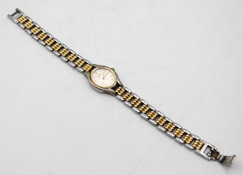 Vintage Seiko woman's wristwatch analog dial polished silver chrome and gold tone quartz watch Japan 1980s bild 9