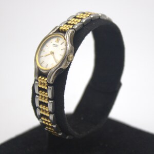 Vintage Seiko woman's wristwatch analog dial polished silver chrome and gold tone quartz watch Japan 1980s bild 2
