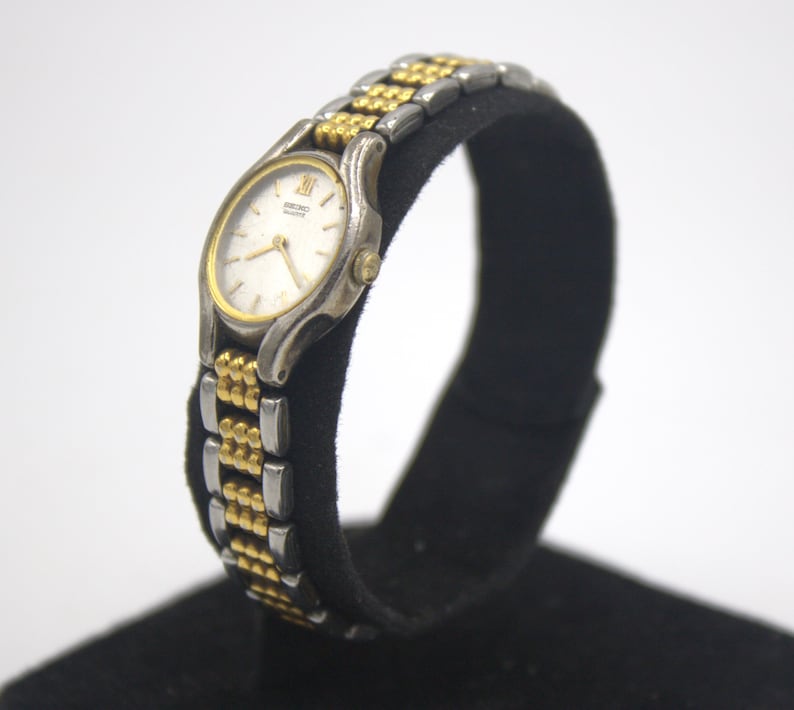 Vintage Seiko woman's wristwatch analog dial polished silver chrome and gold tone quartz watch Japan 1980s bild 2
