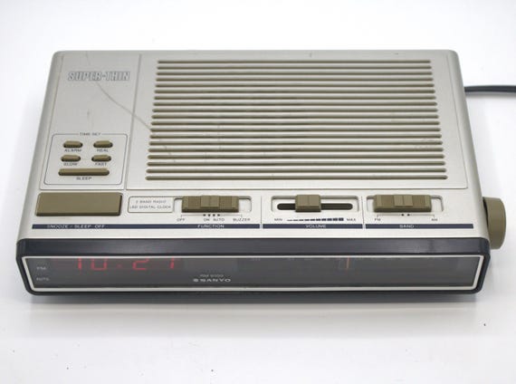 SANYODIGITAL　CLOCK　RADIO　新品未使用品　Vintage Vintage Sanyo 1984 Digital Alarm Clock Radio AM-FM Tuner Red