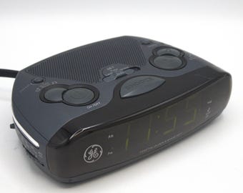 Vintage digital alarm clock radio green LED light time display AM/FM radio receiver General Electric