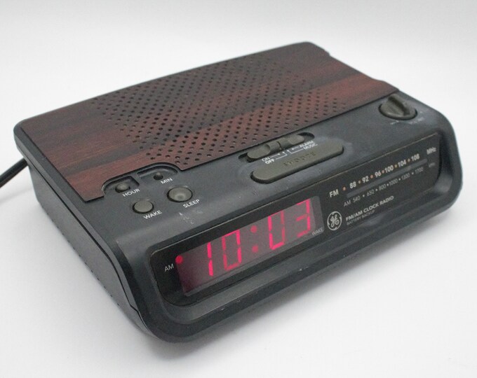 Vintage GE Digital Alarm Clock Radio Amfm Woodgrain Black With Red LED Lighted Display Snooze