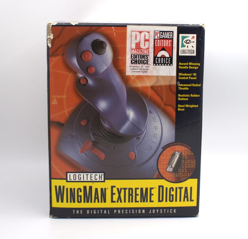 Puede incluir: Caja original del joystick Logitech WingMan Extreme Digital. La caja presenta un joystick morado con botones rojos, una base negra y el texto "WingMan Extreme Digital". La caja tiene un dise&ntilde;o amarillo y negro.