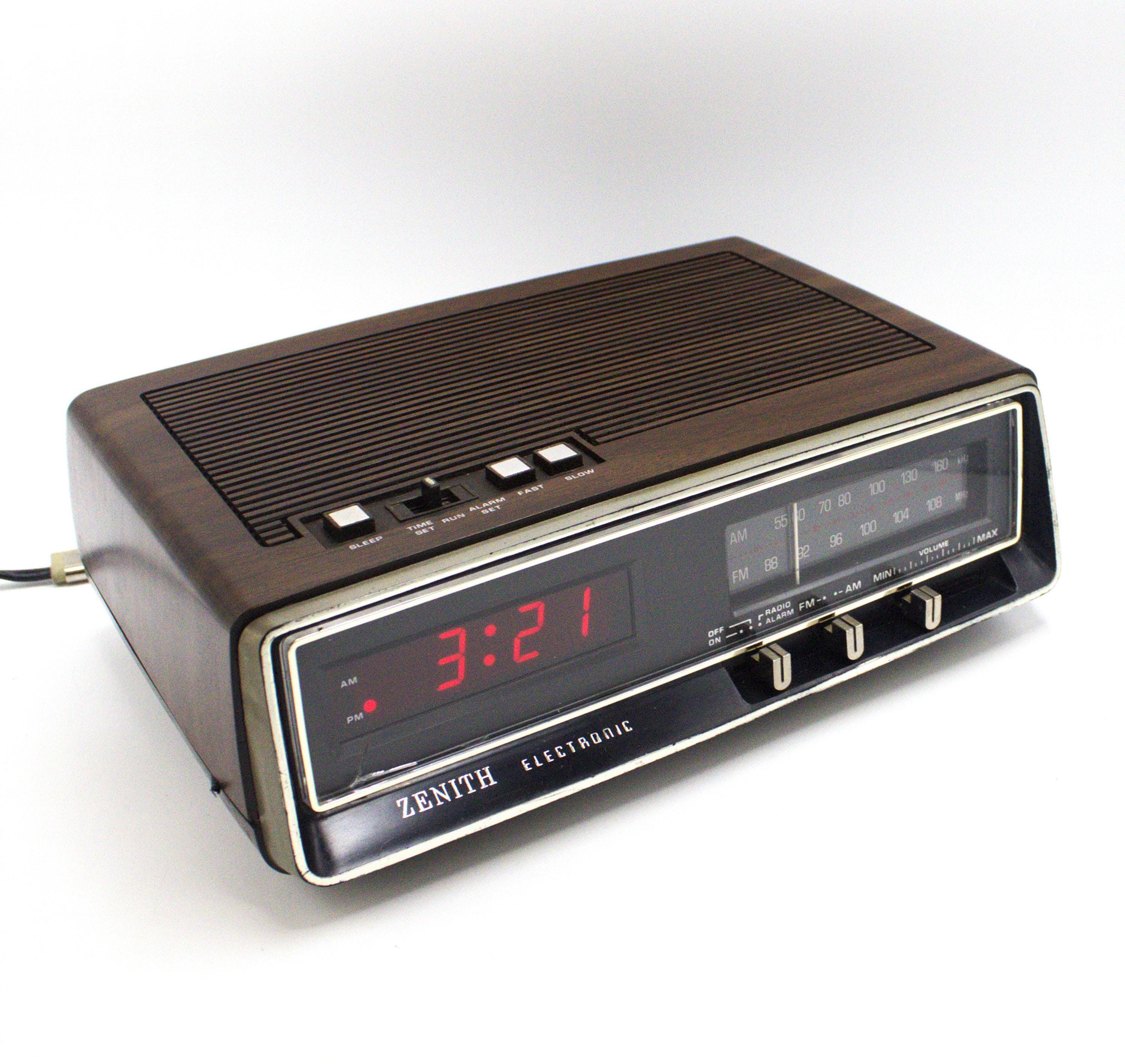 Vintage Zenith Digital Alarm Clock Radio AM/FM Receiver Analog