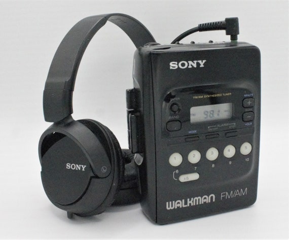  Reproductor de cassette portátil retro Walkman AM FM,  reproductor de cinta vintage compacto con altavoz grande, conector para  auriculares, clip de cinturón extraíble, alimentado por batería DC o AA  para viajes
