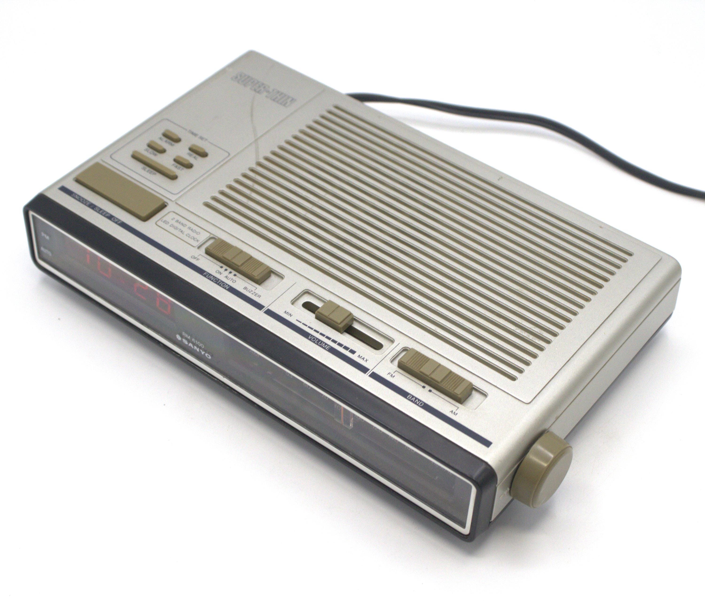 SANYODIGITAL　CLOCK　RADIO　新品未使用品　Vintage Vintage Sanyo 1984 Digital Alarm Clock Radio AM-FM Tuner Red