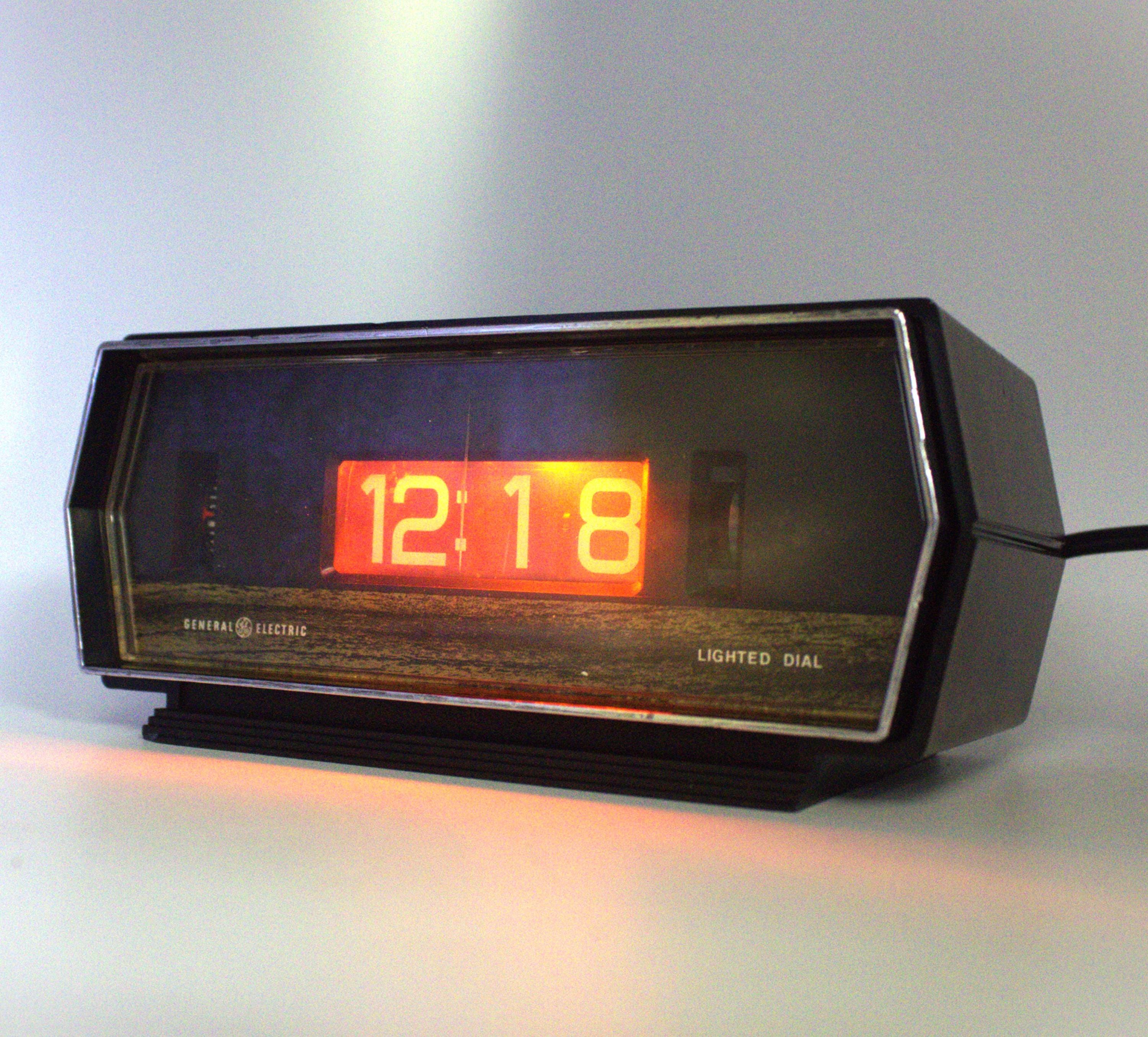 Vintage GE Flip Clock Lighted Dial Alarm Clock Woodgrain Mod