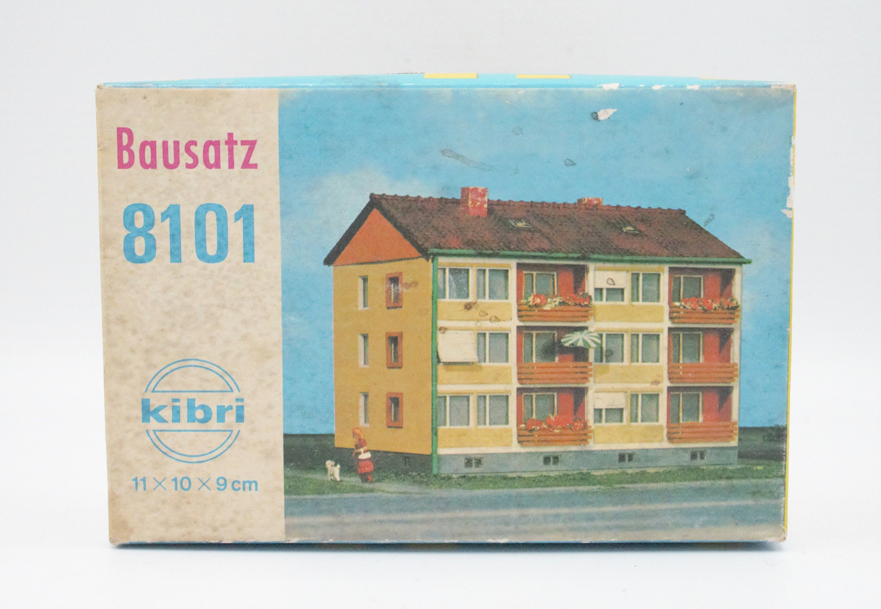 Vintage Model Train Set HO Scale Apartment Building Model Kit