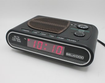 Vintage 1980s digital alarm clock radio AM/FM tuner red LED lighted display cool mod woodgrain Belwood 80s electronic
