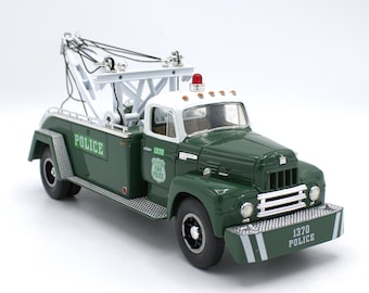 Vintage 1957 International NYPD Police tow truck die cast metal 1/34 scale model First Gear NOS in box new 1993