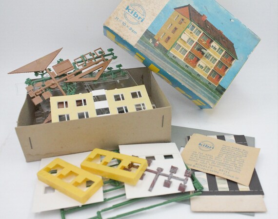 Vintage Model Train Set HO Scale Apartment Building Model Kit