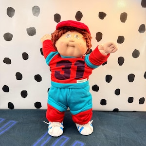 Vintage Cabbage Patch Kids Jungenpuppe Noah Leo aus dem Jahr 1985, blauer Sig 31 Trainingsanzug, Papiere