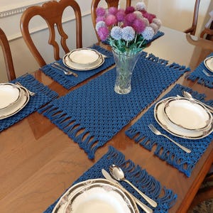 以下が含まれることがあります： 白い文字で「Welcome to our home」と書かれた素朴な木製の看板。 玄関やポーチに最適な、使い古したような仕上がりとシンプルなデザインが特徴です。