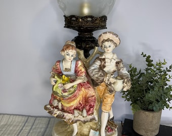 Lámpara de mesa vintage con figura de porcelana para una pareja romántica, con globo de cristal grabado / Estilo victoriano / Estilo shabby chic