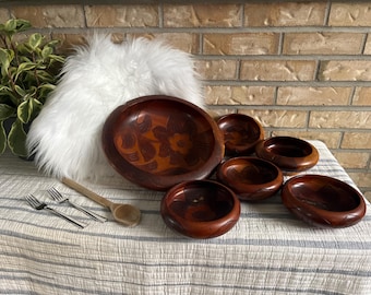 Juego de cuencos de madera tallados a mano estilo años 70 / Cuencos para servir con motivos florales / Decoración rústica bohemia para la cocina, juego de comedor de mediados de siglo