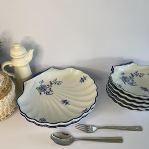 Set of vintage blue and white shell bowls / Elegant retro tableware / Set of 2 large and 6 small Delft-style ceramic bowls
