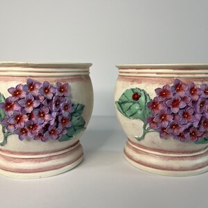 Ensemble de 2 pots muraux vintage fleurs violettes avec coccinelle/ Jardinieres décoratives cottagecore shabby chic