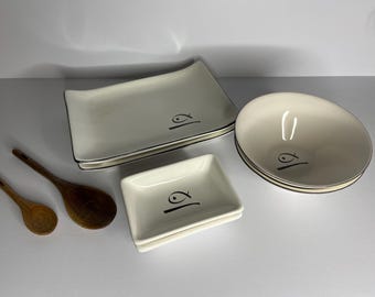 Minimalistische keramische borrelset met vismotief / Sushi tapas set met bord, schalen en kommen