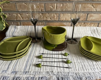 Juego de aguacate vintage con tenedores y platos / Juego de entretenimiento retro de los años 70 / Fondue de aguacate verde con tenedores y platos / Juego de aperitivos