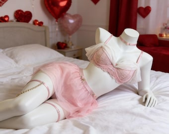 Conjunto de lencería rosa de encaje con falda de tul, ideal para personalizar. Atuendo romántico para el tocador nupcial, la luna de miel y sesiones de fotos.