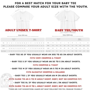 Puede incluir: Una tabla de comparaci&oacute;n de tallas para camisetas unisex de adulto y j&oacute;venes. La imagen muestra dos siluetas de camisetas blancas con medidas etiquetadas de ancho, largo y manga, junto a dos tablas detalladas con medidas en cent&iacute;metros.