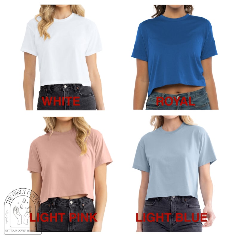 Puede incluir: Una colecci&oacute;n de cuatro camisetas cortas de manga corta en blanco, azul real, rosa claro y azul claro. Cada camiseta presenta un cuello redondo y un dobladillo corto, combinadas con jeans gris oscuro. Un logotipo con manos y texto es visible.