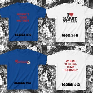 Puede incluir: Cuatro camisetas de manga corta en azul y blanco. El dise&ntilde;o 10 es azul con texto rojo 'RESPECT YOUR MOTHER!'. El dise&ntilde;o 11 es blanco con texto negro 'I [heart] HARRY STYLES'. El dise&ntilde;o 12 es azul con texto y gr&aacute;ficos rojos. El dise&ntilde;o 13 es blanco con texto rojo 'WHERE THE HELL IS MY HUSBAND?'.