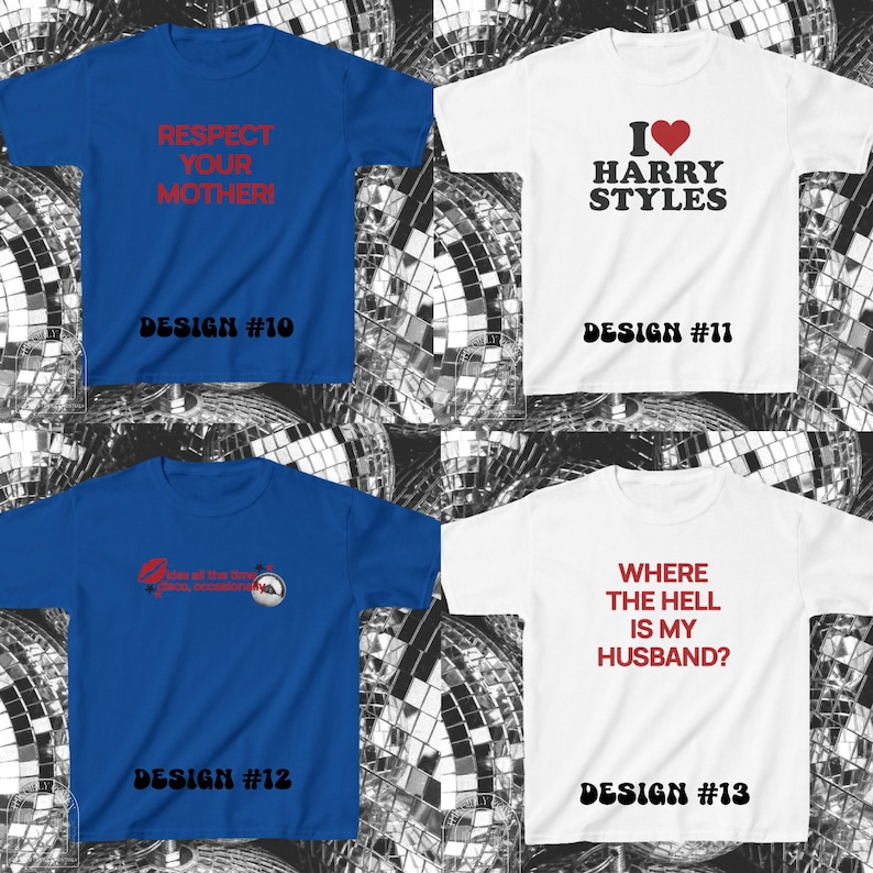 Puede incluir: Cuatro camisetas de manga corta en azul y blanco. El dise&ntilde;o 10 es azul con texto rojo 'RESPECT YOUR MOTHER!'. El dise&ntilde;o 11 es blanco con texto negro 'I [heart] HARRY STYLES'. El dise&ntilde;o 12 es azul con texto y gr&aacute;ficos rojos. El dise&ntilde;o 13 es blanco con texto rojo 'WHERE THE HELL IS MY HUSBAND?'.