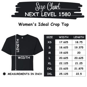 Puede incluir: Una tabla de tallas para un top corto negro Next Level 1580. La imagen muestra una camiseta negra con flechas blancas que indican las medidas de largo y ancho. Una tabla enumera las tallas de XS a 3XL con dimensiones en pulgadas.