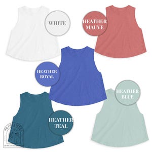 Puede incluir: Una colecci&oacute;n de cinco camisetas sin mangas en varios colores, incluyendo blanco, malva jaspeado, azul real jaspeado, verde azulado jaspeado y azul jaspeado. Cada camiseta presenta un cuello redondo y un corte holgado y acampanado. Un logotipo con el texto THE GIRLY COVER GET YOUR COVEN ESSENTIALS es visible en la esquina inferior izquierda.