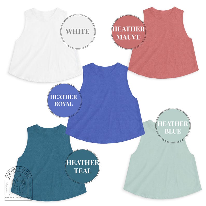 Puede incluir: Una colecci&oacute;n de cinco camisetas sin mangas en varios colores, incluyendo blanco, malva jaspeado, azul real jaspeado, verde azulado jaspeado y azul jaspeado. Cada camiseta presenta un cuello redondo y un corte holgado y acampanado. Un logotipo con el texto THE GIRLY COVER GET YOUR COVEN ESSENTIALS es visible en la esquina inferior izquierda.