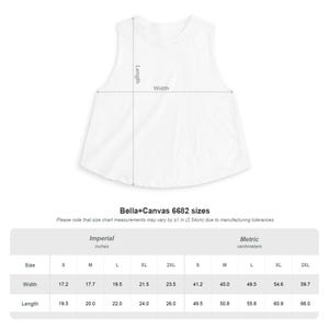 Puede incluir: Una camiseta sin mangas blanca mostrada con un diagrama que indica las medidas de largo y ancho. Debajo de la camiseta hay una tabla de tallas Bella+Canvas 6682 que muestra las dimensiones de ancho y largo en pulgadas y cent&iacute;metros para tallas S a 2XL.