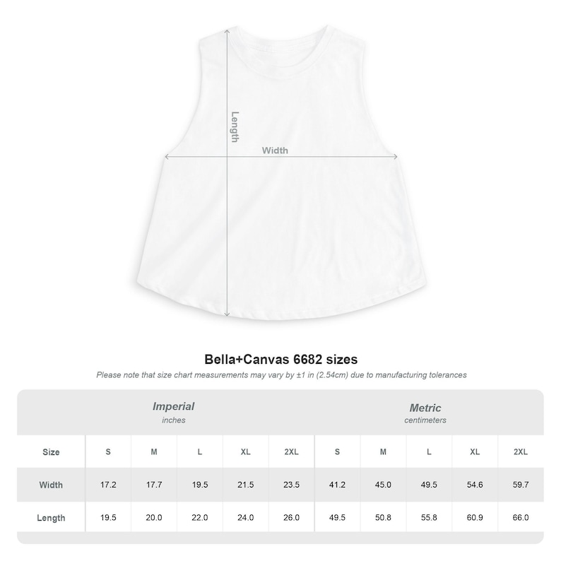 Puede incluir: Una camiseta sin mangas blanca mostrada con un diagrama que indica las medidas de largo y ancho. Debajo de la camiseta hay una tabla de tallas Bella+Canvas 6682 que muestra las dimensiones de ancho y largo en pulgadas y cent&iacute;metros para tallas S a 2XL.