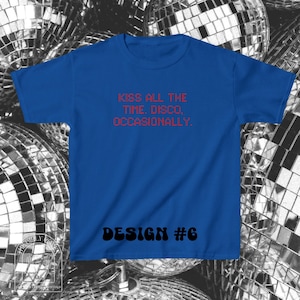 Puede incluir: Una camiseta de manga corta en color azul real con el texto rojo KISS ALL THE TIME. DISCO, OCCASIONALLY. y el texto negro DESIGN #6 impresos en la parte delantera. La prenda cuenta con un cuello redondo y un corte est&aacute;ndar sencillo.